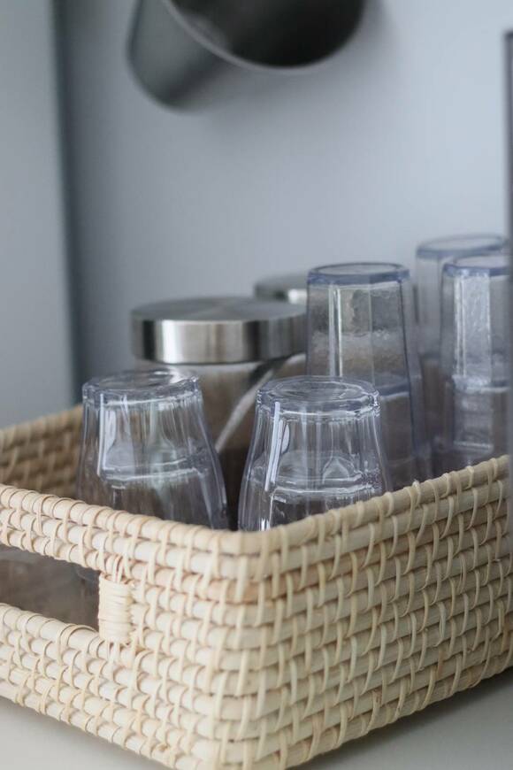 カゴに入れたガラス風のプラスチックコップ