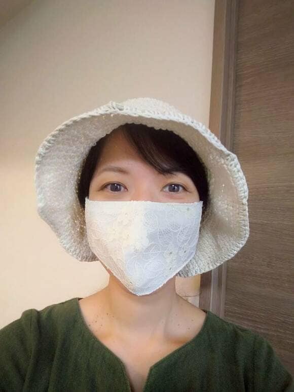 女性マスク帽子姿