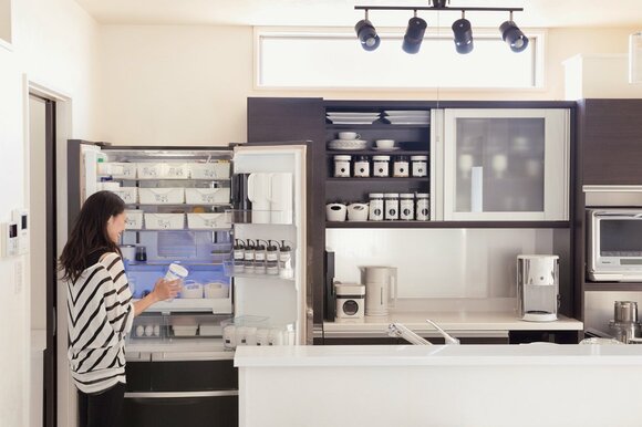 冷蔵庫とキッチン戸棚の収納術を紹介