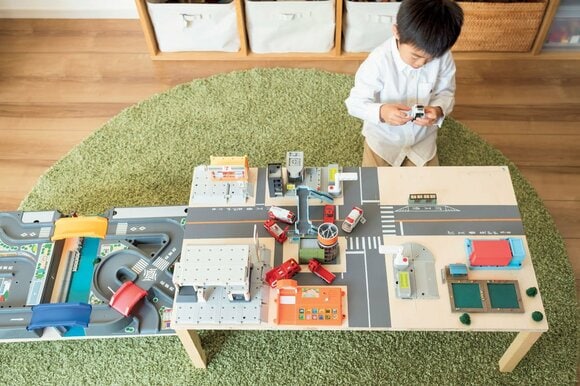 子ども一人キッズコーナーで遊ぶ
