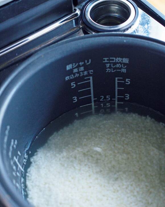 炊飯器にお米