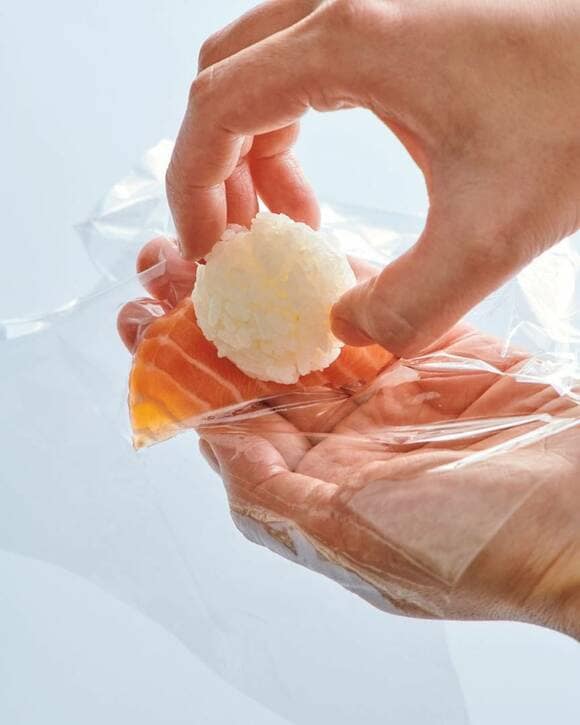 サーモンのに上にまるい白米