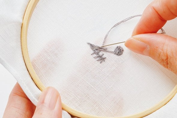 縫い目に針をくぐらせる