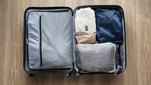 荷物を減らせば、1週間の旅行も基本の荷物はスーツケース半分に収まる。