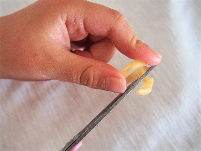 中栓のリング以外の部分をハサミでカット