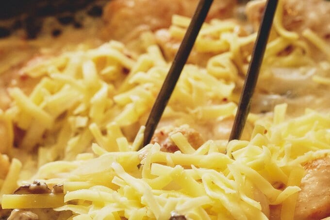 フライパンにチーズを加えて混ぜる