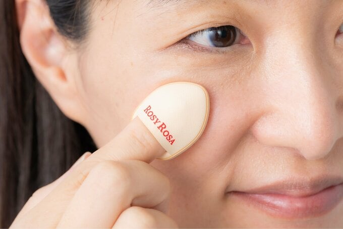 メイク中の顔アップ