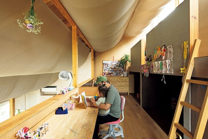 ロフト上部の高窓から光が降り注ぐ子ども部屋