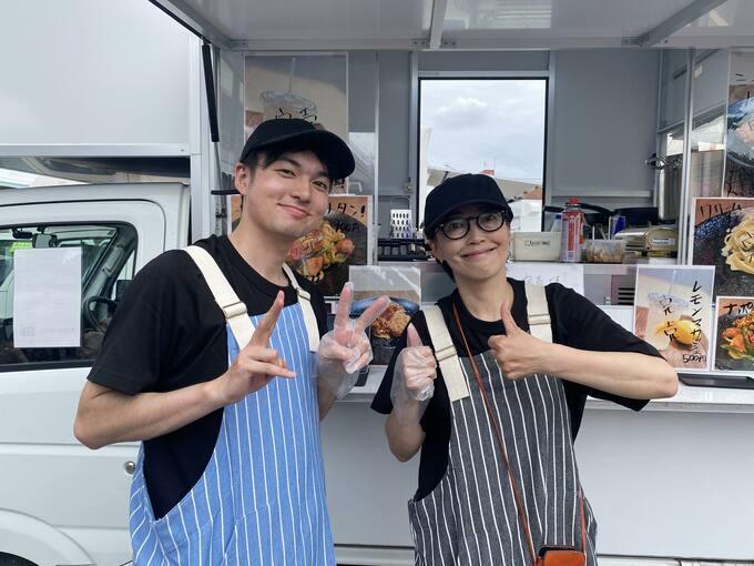 キッチンカーを始めたマンガ家・なとみみわさん(右)と息子さん