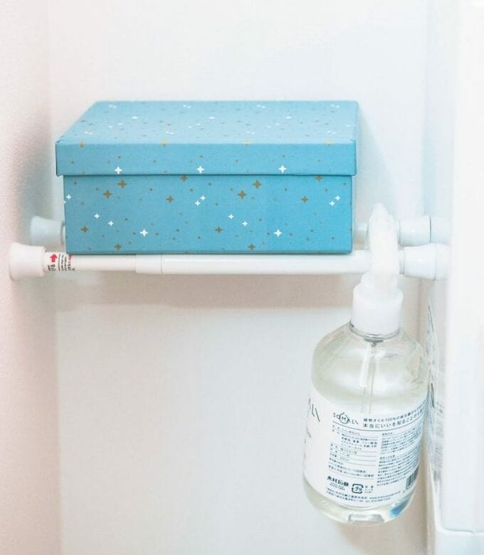 白突っ張り棒と水色の箱