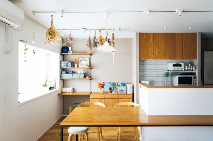 造作したキッチンとダイニング