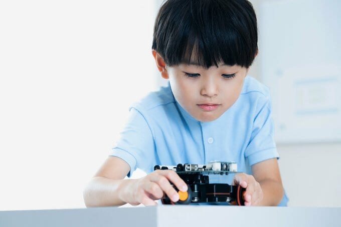 ロボットで遊ぶ子ども