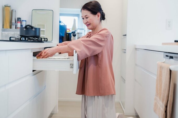 キッチンを整理する女性