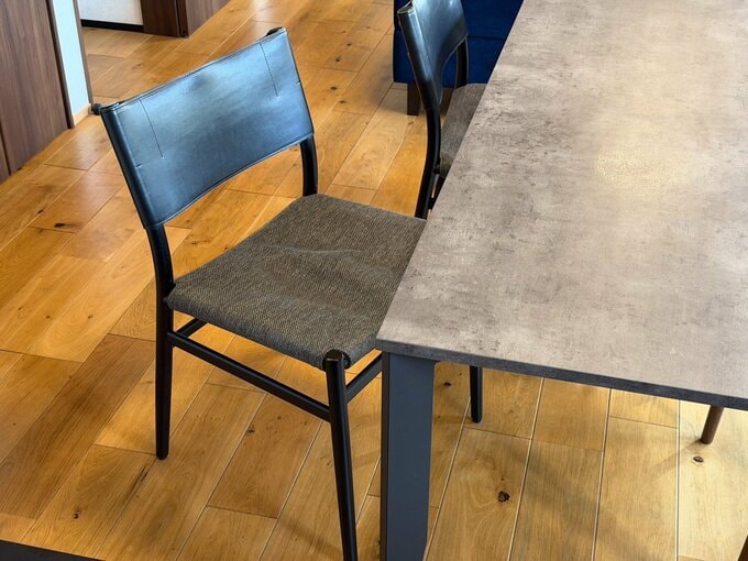 色と高さが揃った椅子