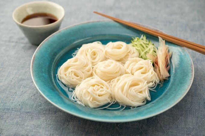 奈良県の三輪そうめんが、ゆずの名産地である高知県産のユズとコラボ! ユズの爽やかな香りを楽しめるめんつゆがセットになっています。