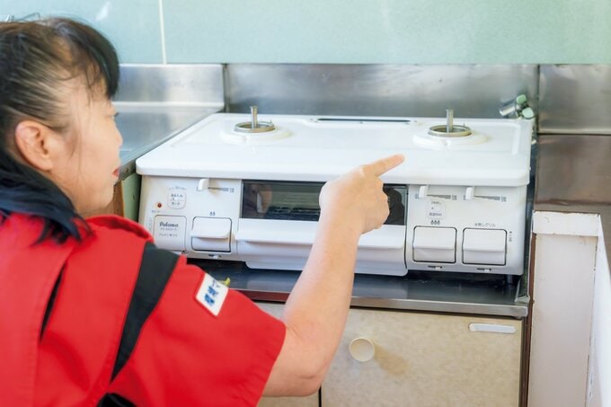 汚れが落ちたか目視でチェックする新津さん