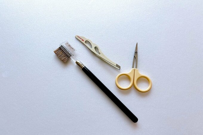 眉毛を整えるアイテム