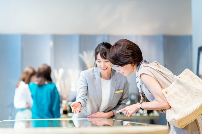 買い物をする女性