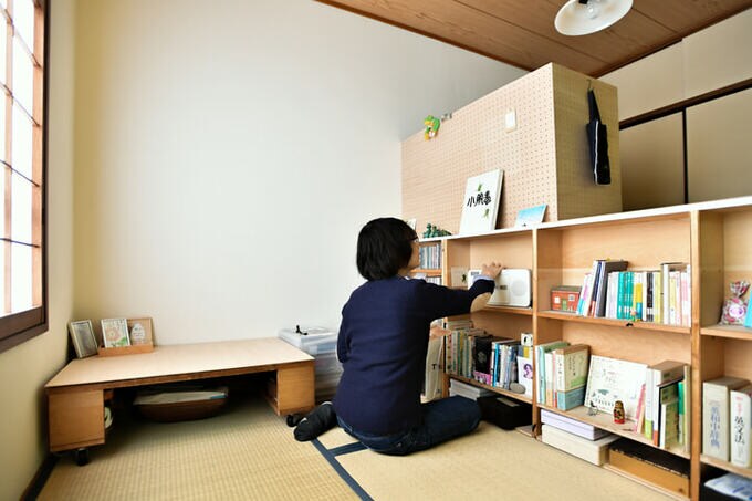 ローテーブルのある書斎