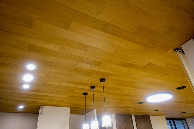 板張りの天井