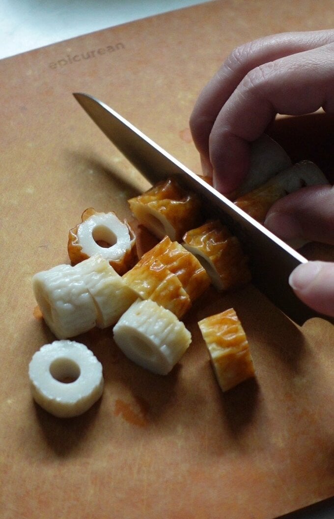 ちくわは食べやすい大きさに切る。