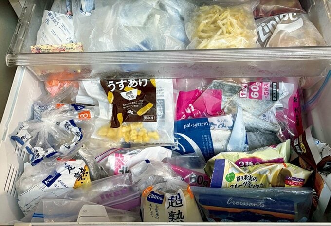 食品が雑多に詰め込まれた冷凍庫