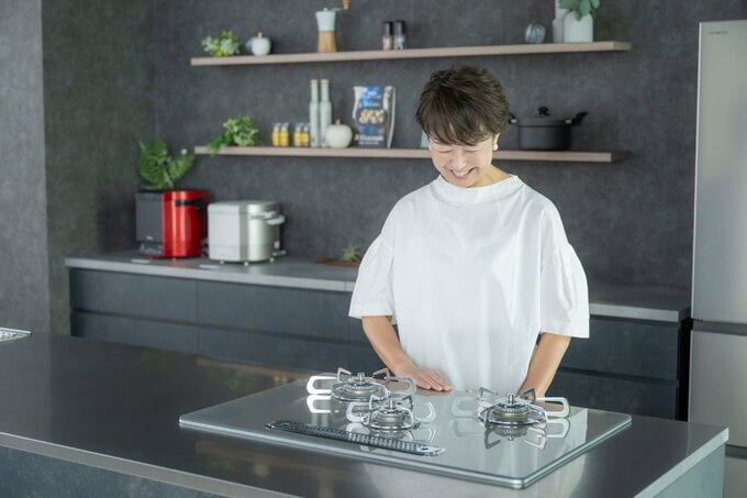 コンロを見ている御園生さん
