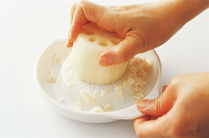 レンコンをすりおろす