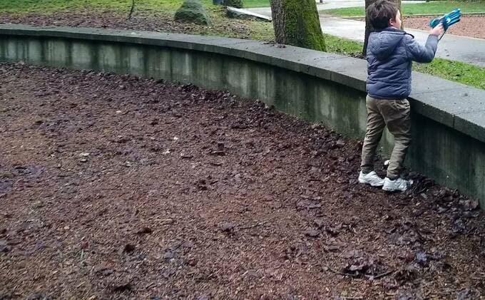 外で遊ぶ子ども