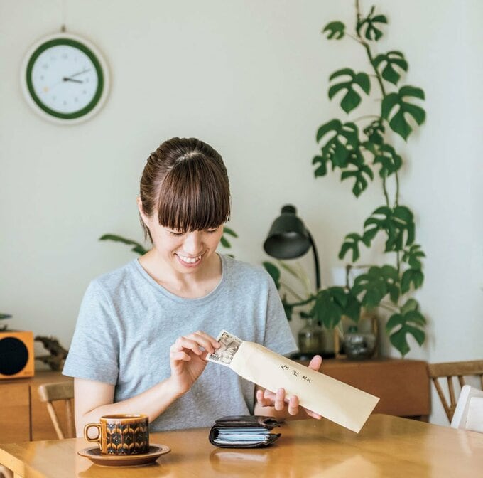 袋からお金を取り出す女性