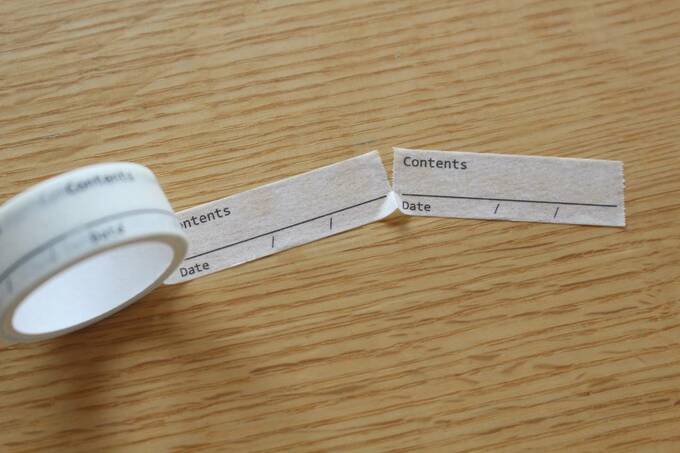 マスキングテープをはる様子