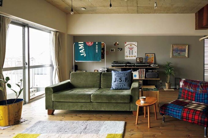 リビングのの壁はグレーのクロスで落ち着いた雰囲気に