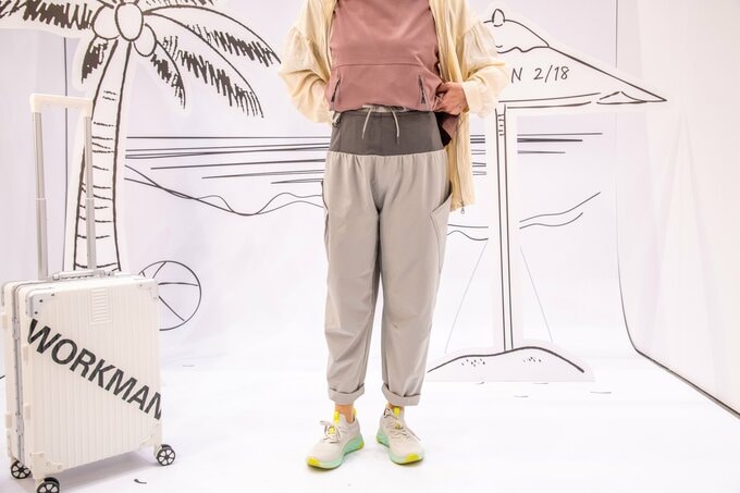 ライトグレーのパンツの画像。