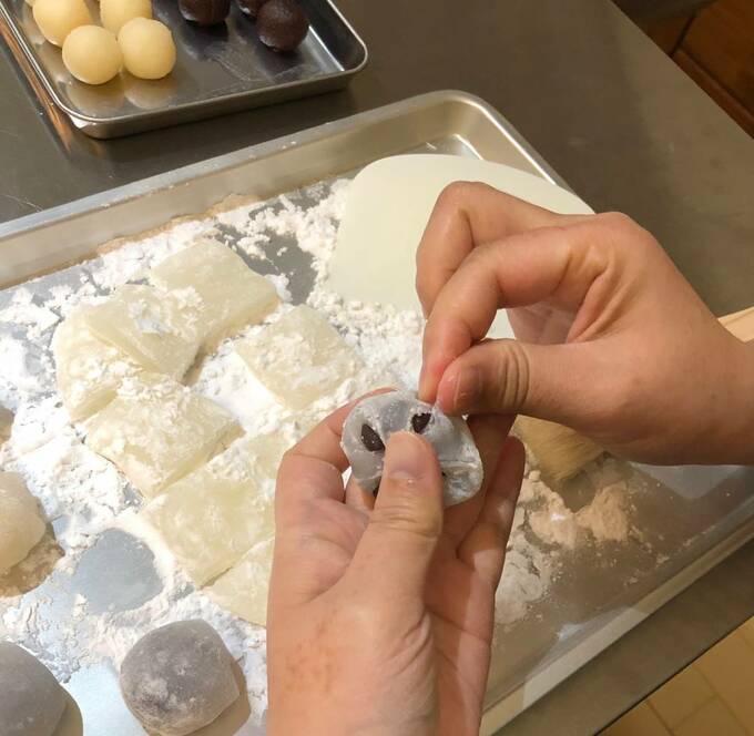 あんこを包み丸めます