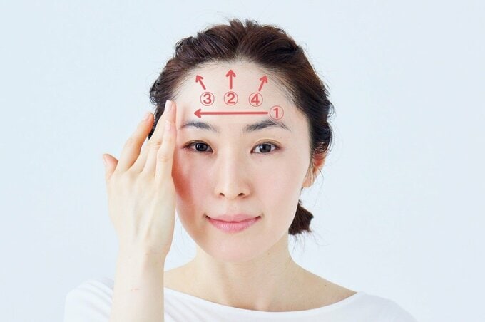 額にファンデを伸ばす