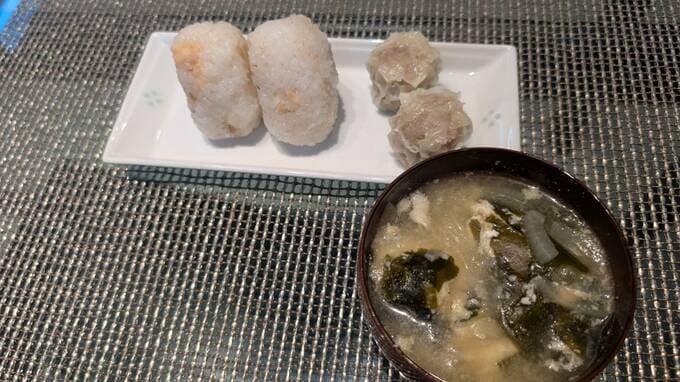 天然塩で握ったおにぎり、シウマイ、具沢山の味噌汁