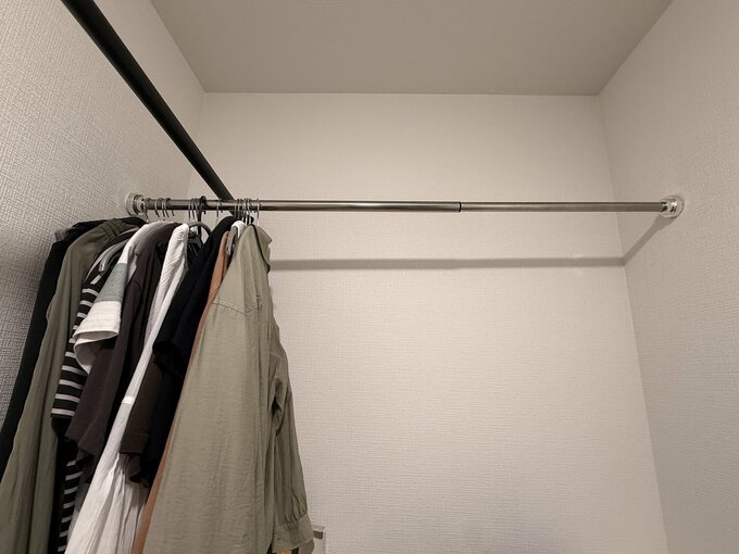 衣装用つっぱり棒を使ってデッドスペースを活用