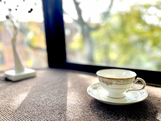 窓辺に置かれたコーヒーカップ