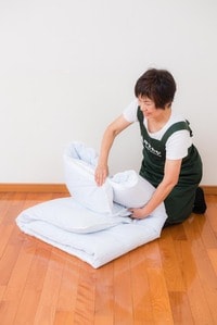 さらに半分に折る