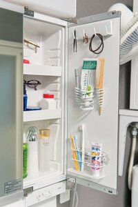 洗面台の棚の扉裏右