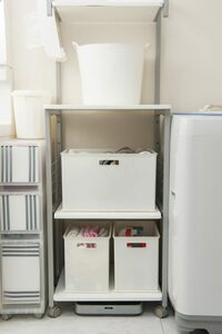 洗面所の掃除道具やタオルは深さのある白いボックスに