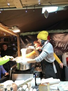 冬の屋台でも大人気のアリゴ。もっちり伸びるさまは、まるでトルコアイスのよう