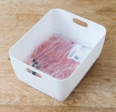 肉や魚は冷凍せずに、使いきれる量をその都度買う