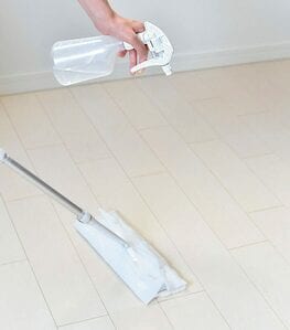 フローリングにスプレー