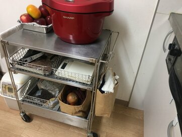 収納グッズは買わず紙袋を使ってすっきり。6人暮らしでもものが増えない