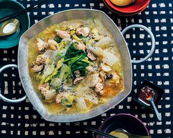 大根と白菜たっぷり！鶏肉の香味ゴマ油鍋。シメのラーメンまで美味