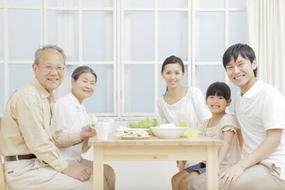 ＜近居の悩み＞顔を合わせれば「老後を頼む」、帰宅したらソファに義父…