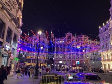 スペインと日本で違う「イルミネーション」。芸術的なモチーフが美しく、思わずため息