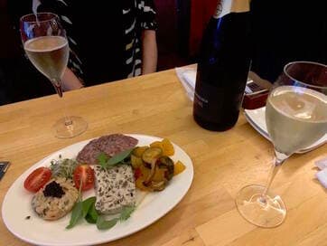 横浜で楽しむ自家製ソーセージとワイン。新オープンしたおしゃれなホテルにも注目