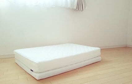 ベッドを捨ててマットで快適。大型家具をもたずにすっきり暮らす